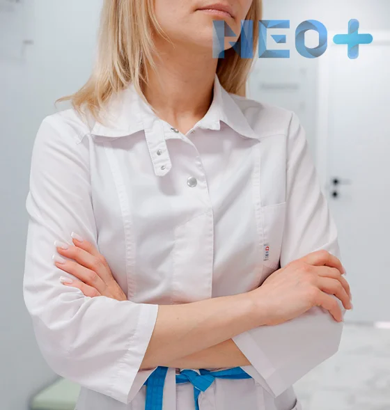 женщина врач в белом халате